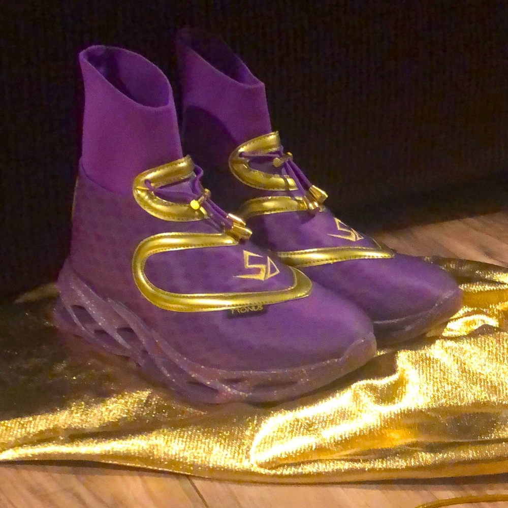 I’m selling purple size 8 in men’s Tronus